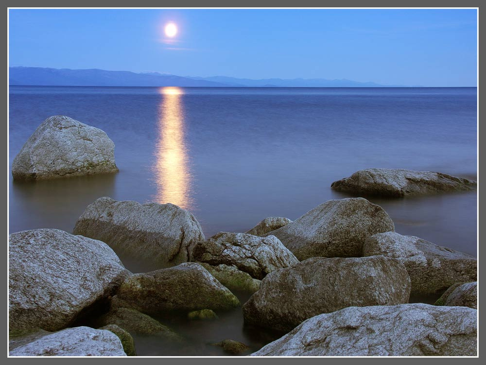 Полнолуние Байкал,вода,луна.