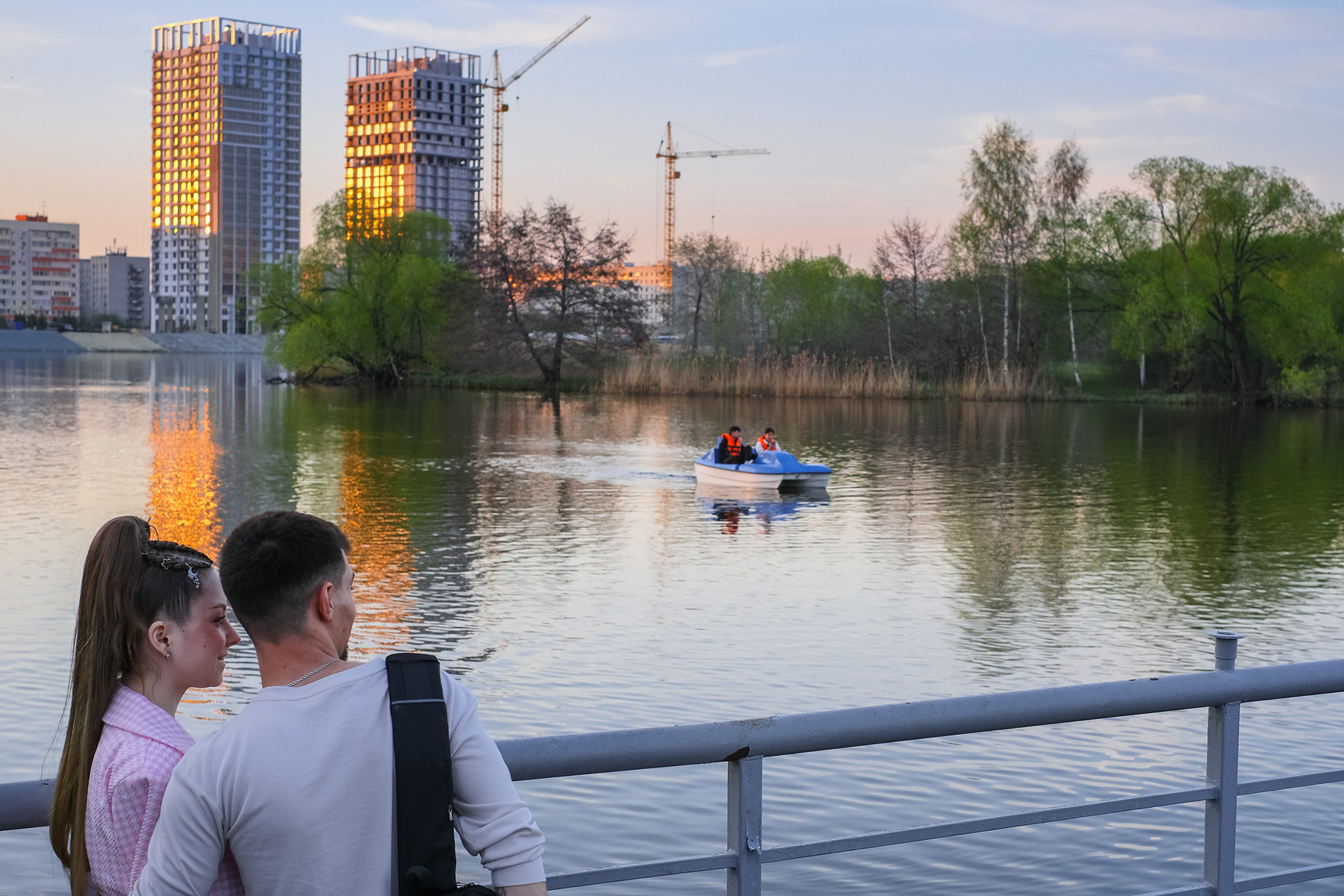 *** апрель город улица люди