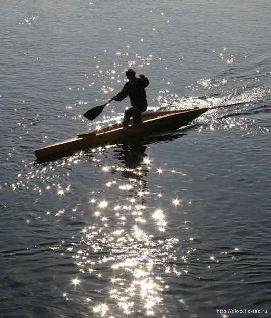гребец и блики каноэ спорт гребля город лодка вода