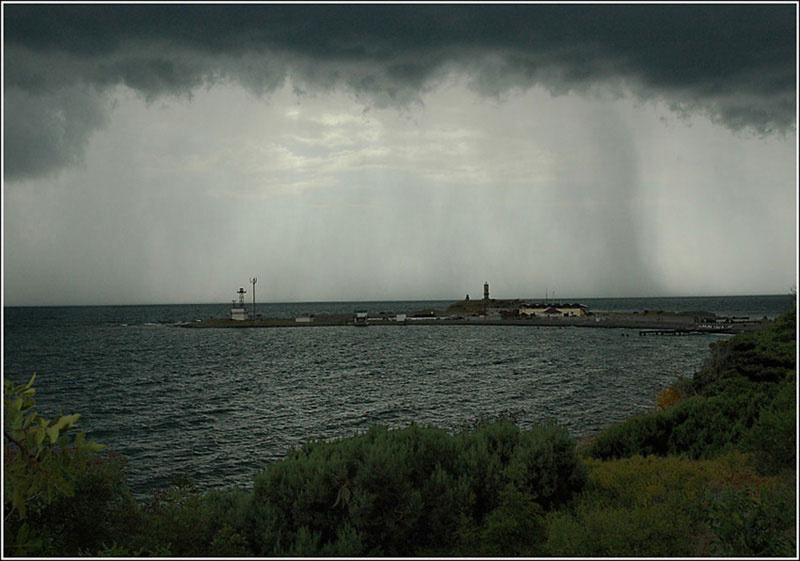На границе дождя Море, дождь, зелень