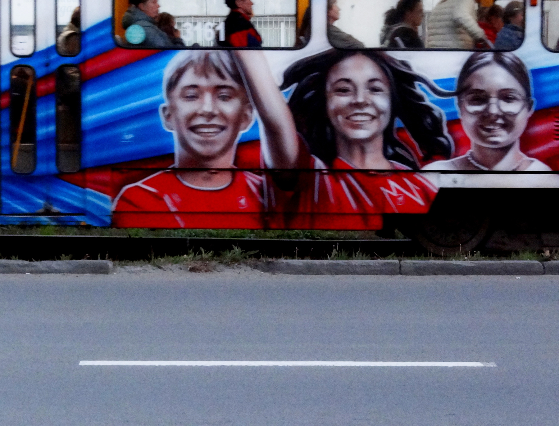 Сидя на белой полосе 