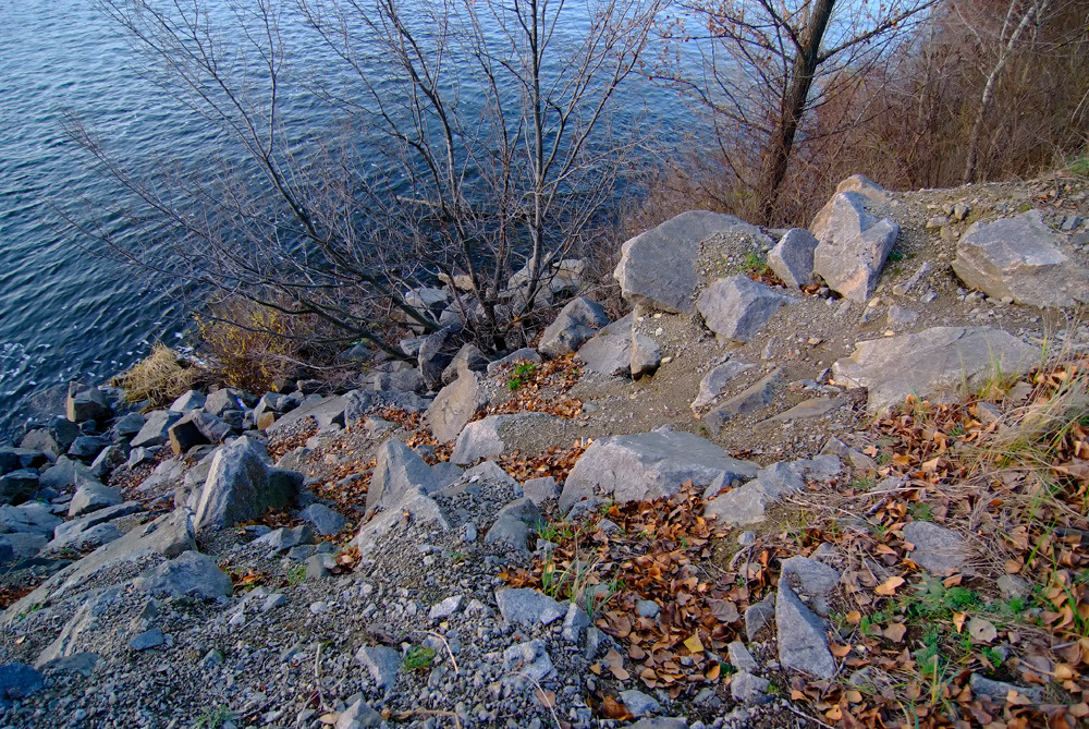 Скалистый берег вода, осень,камни,