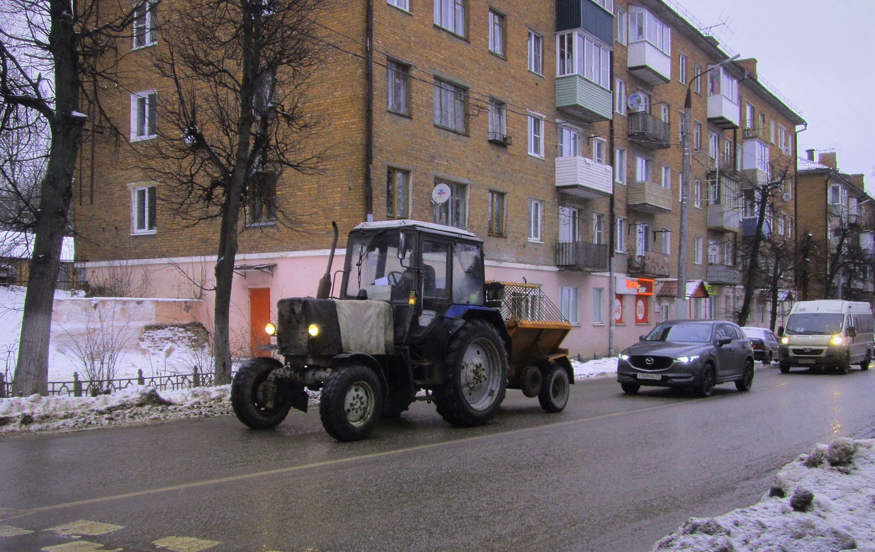 Белорус Белорус трактор пескоразбрасыватель улица город зима