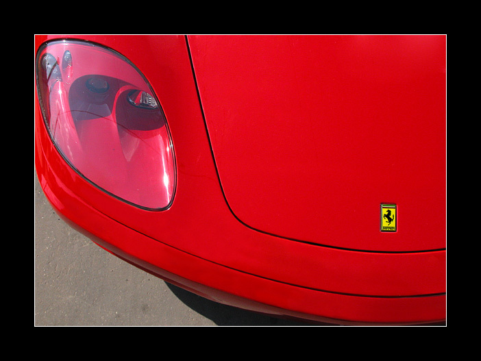 модель стоимостью 250 тысяч евро! Ferrari красная машина