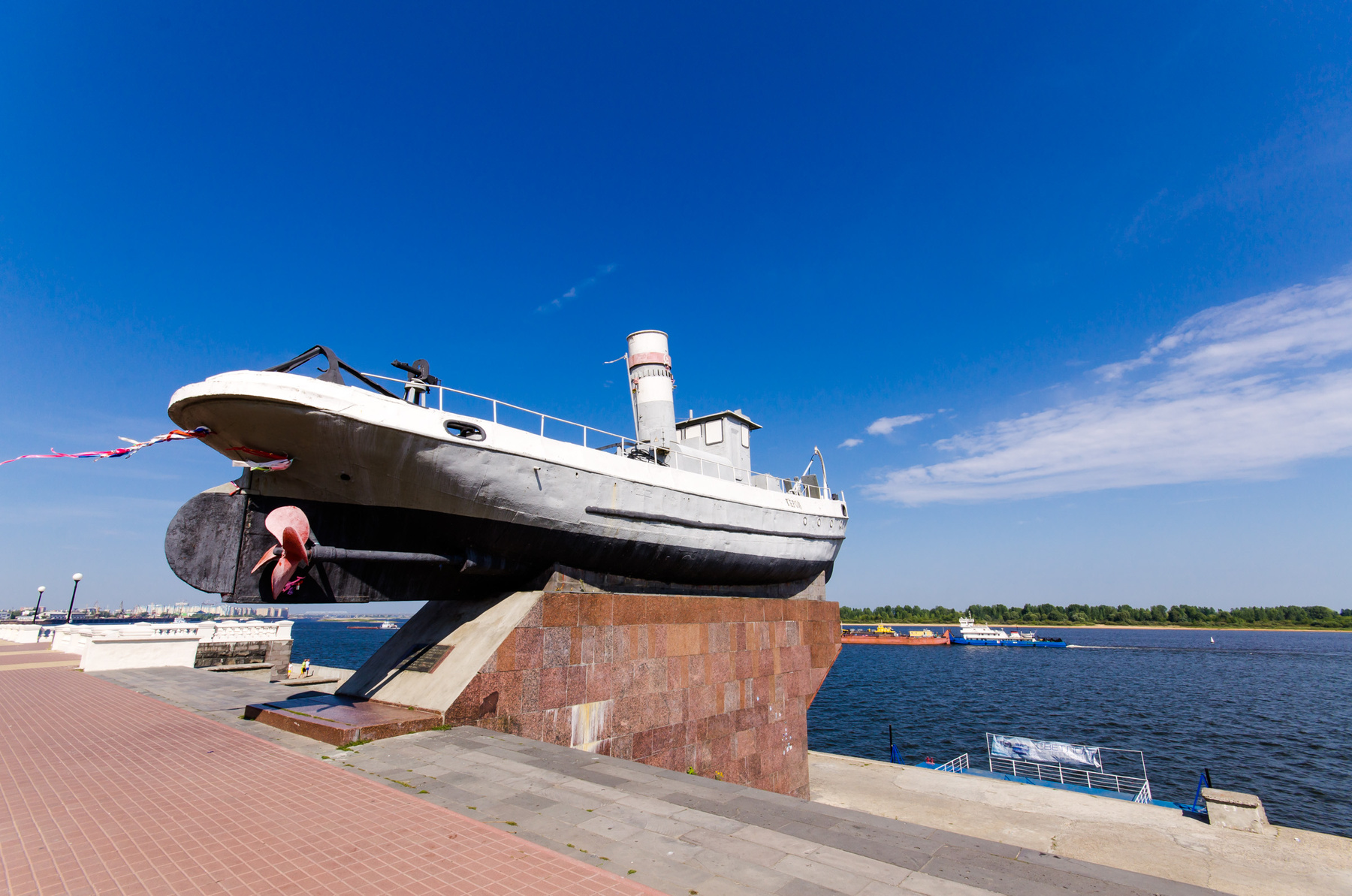 Герой. Нижний Новгород катер Герой памятник город Волга Нижневолжская набережная