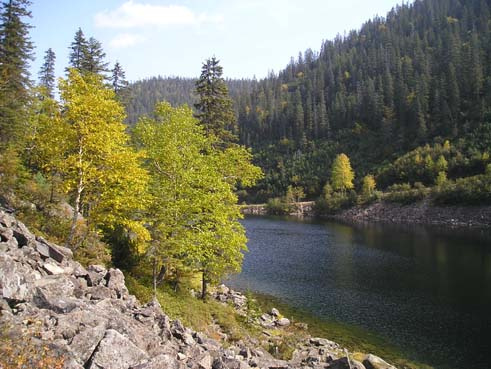 Сентябрь на озере Амут озеро вода лес горы