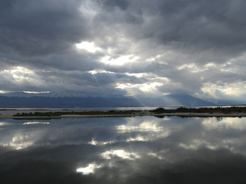 Salton Sea - солнце сквозь тучи озеро вода солнце тучи