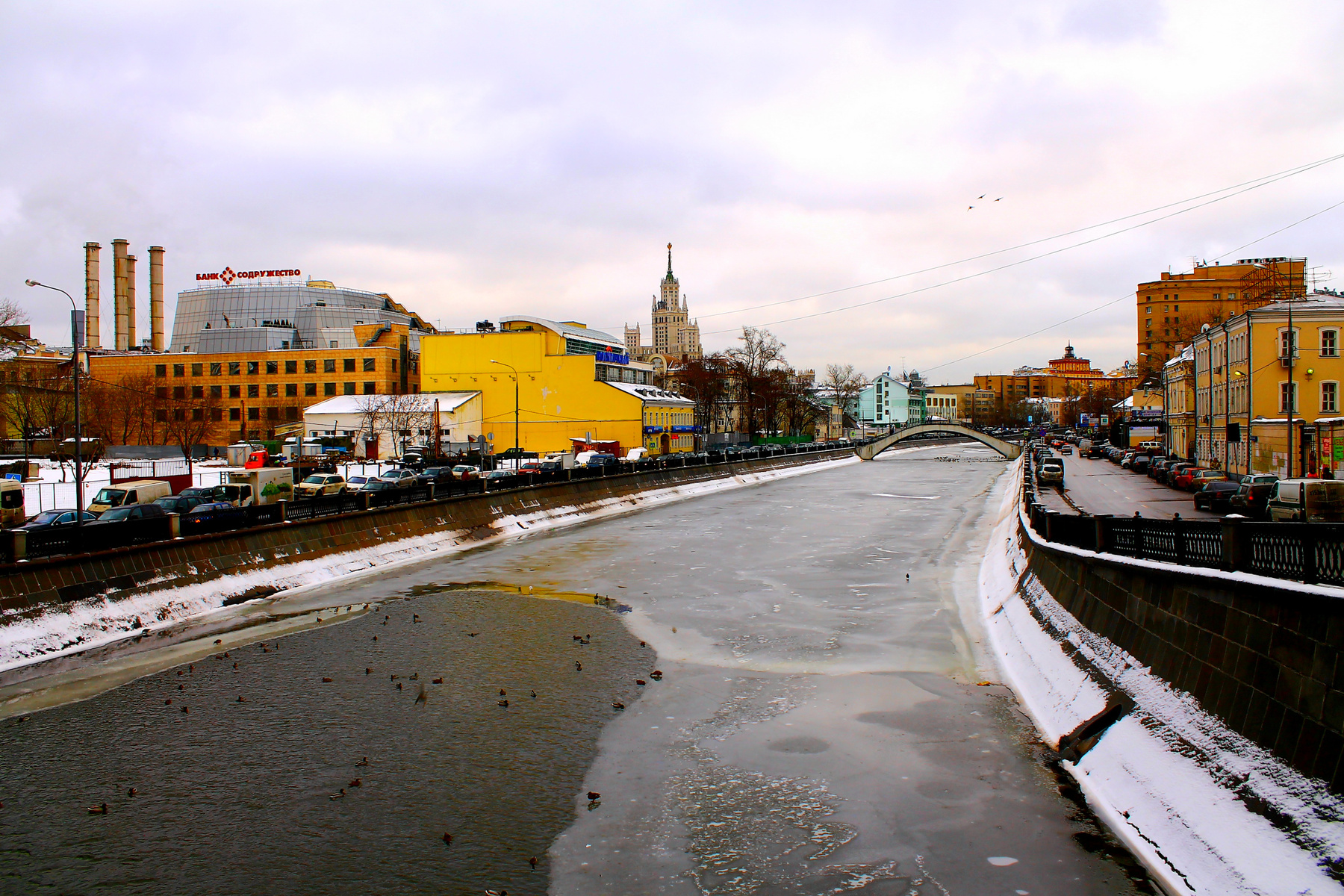 Вид на Водоотводный канал с Чугунного моста Москва