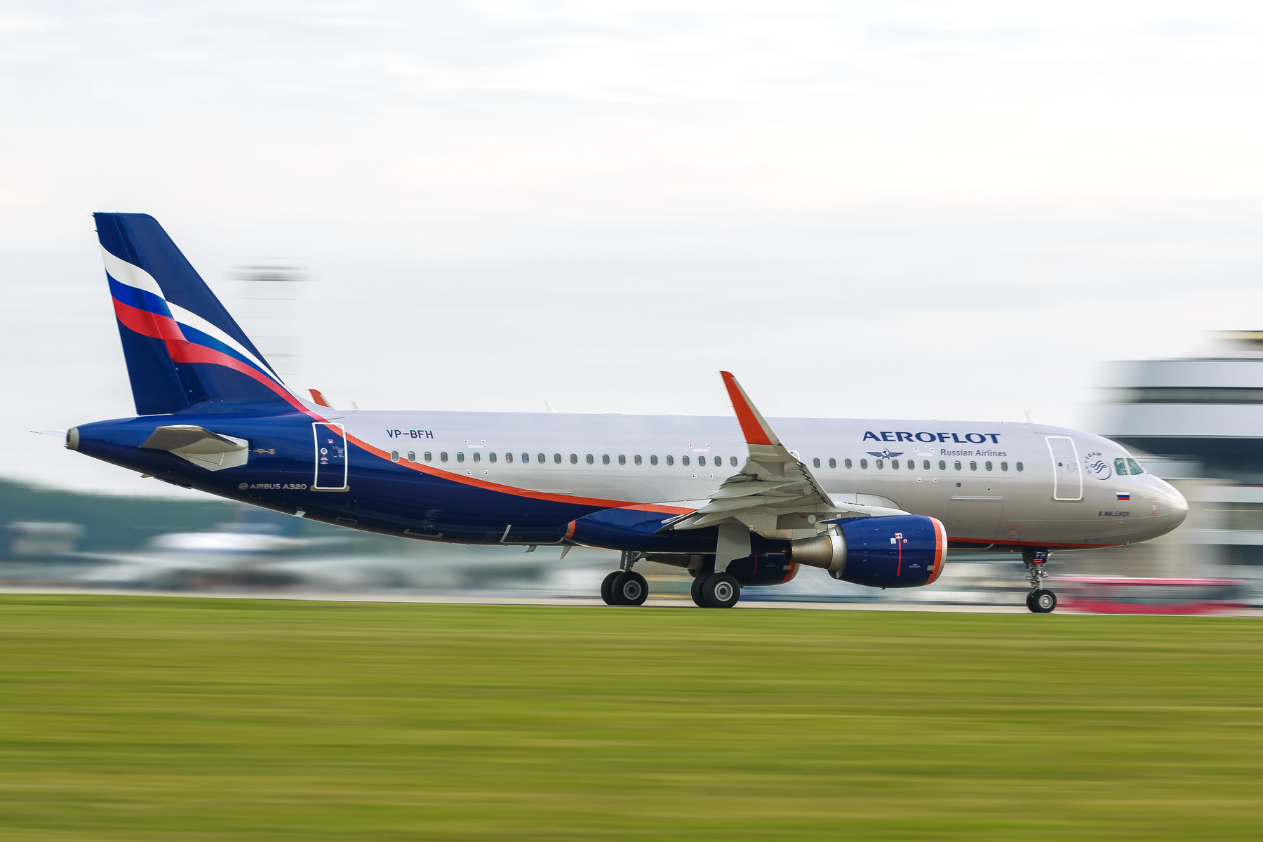 Airbus A-320. Пробежка после посадки. Airbus аэропорт Минск самолет plane авиация летчики небо