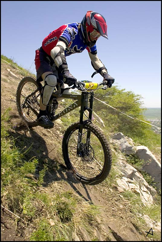 Скоростной спуск. Downhill. Скоростной спуск Downhill маунтинбайк велосипед горы горный