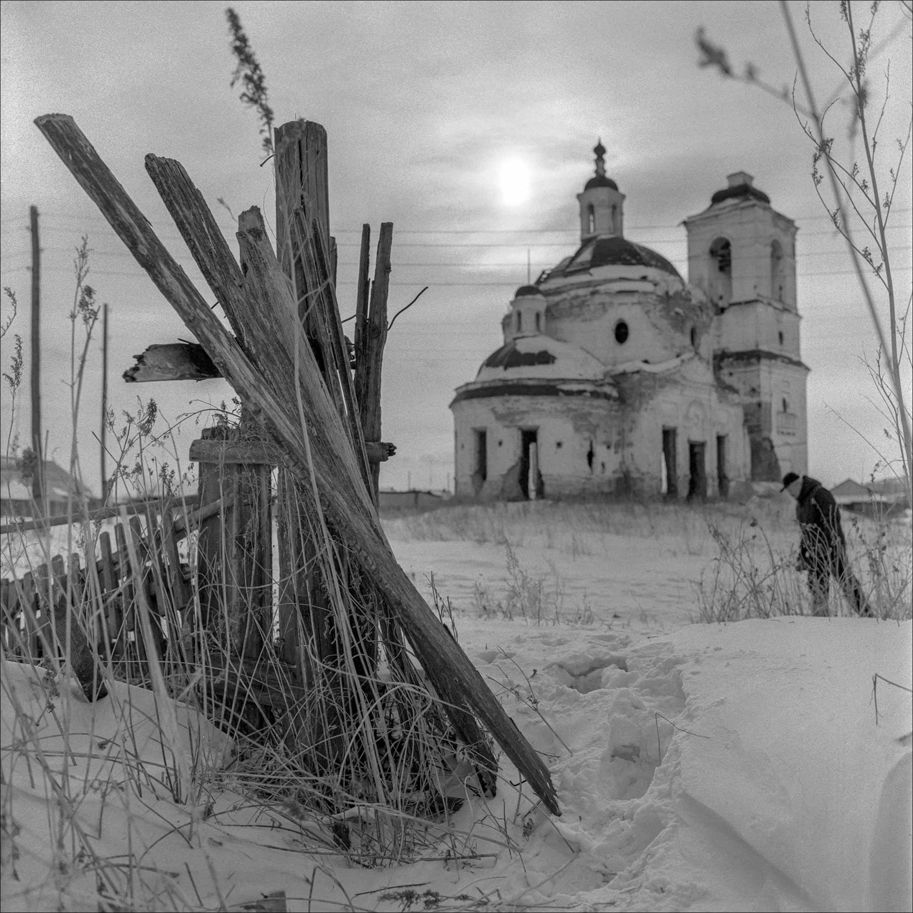 СУМЕРКИ храм церковь забор зима разруха