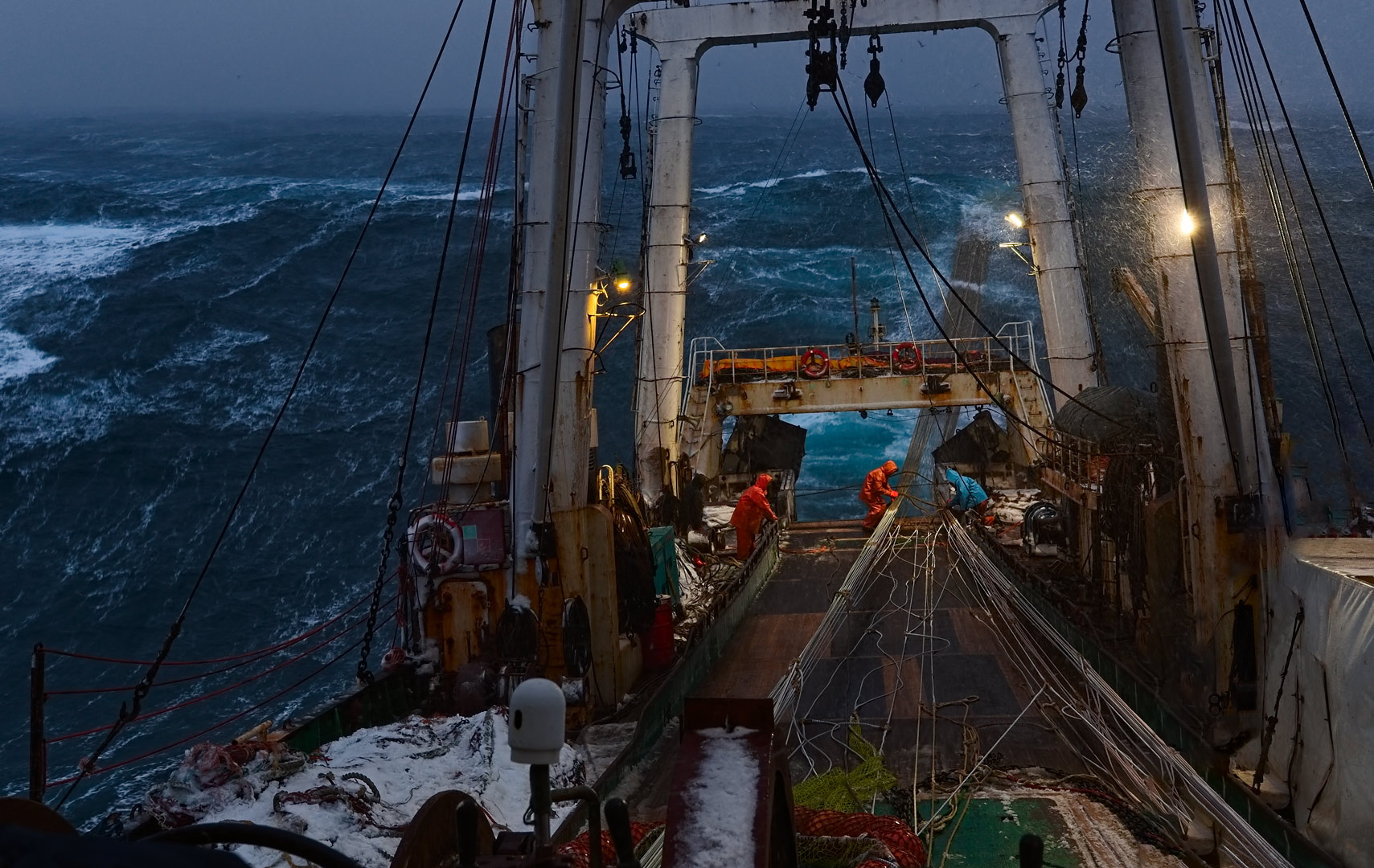 штормовое утро март море утро шторм Охотское корма трал палуба волны