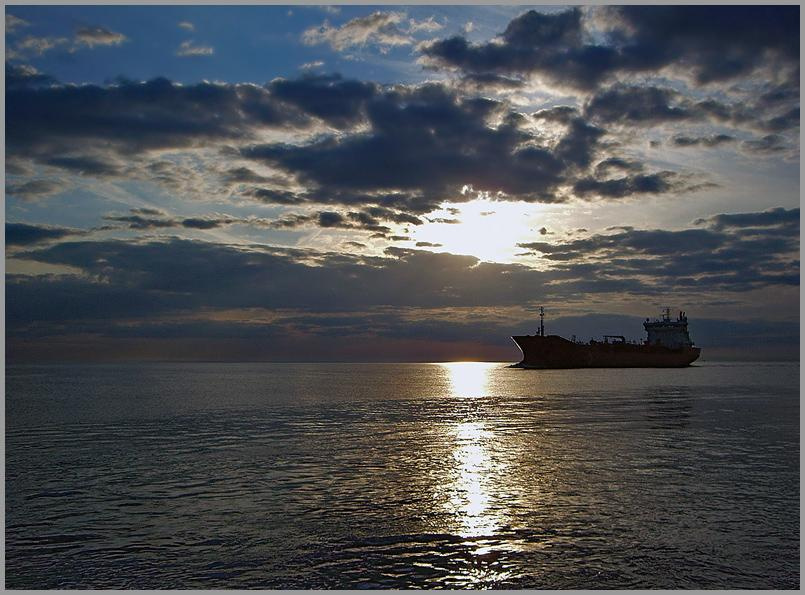Домой... закат море параход