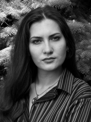 бровьми союзна, червлена губами. с виду сурова, но нрава доброго и незлобливого ксюша