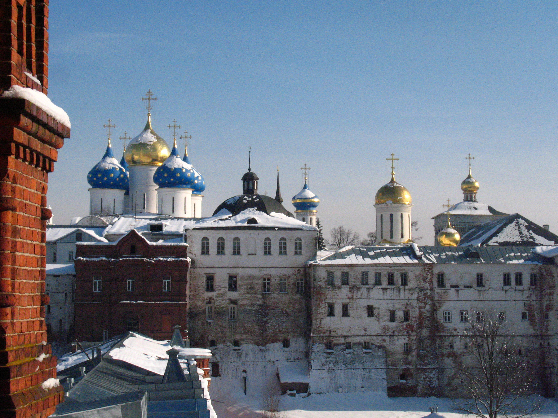 Вид Лавры из окошка Семинарского корпуса.  19.02.2009 Сергиев Посад Архитектура Лавра