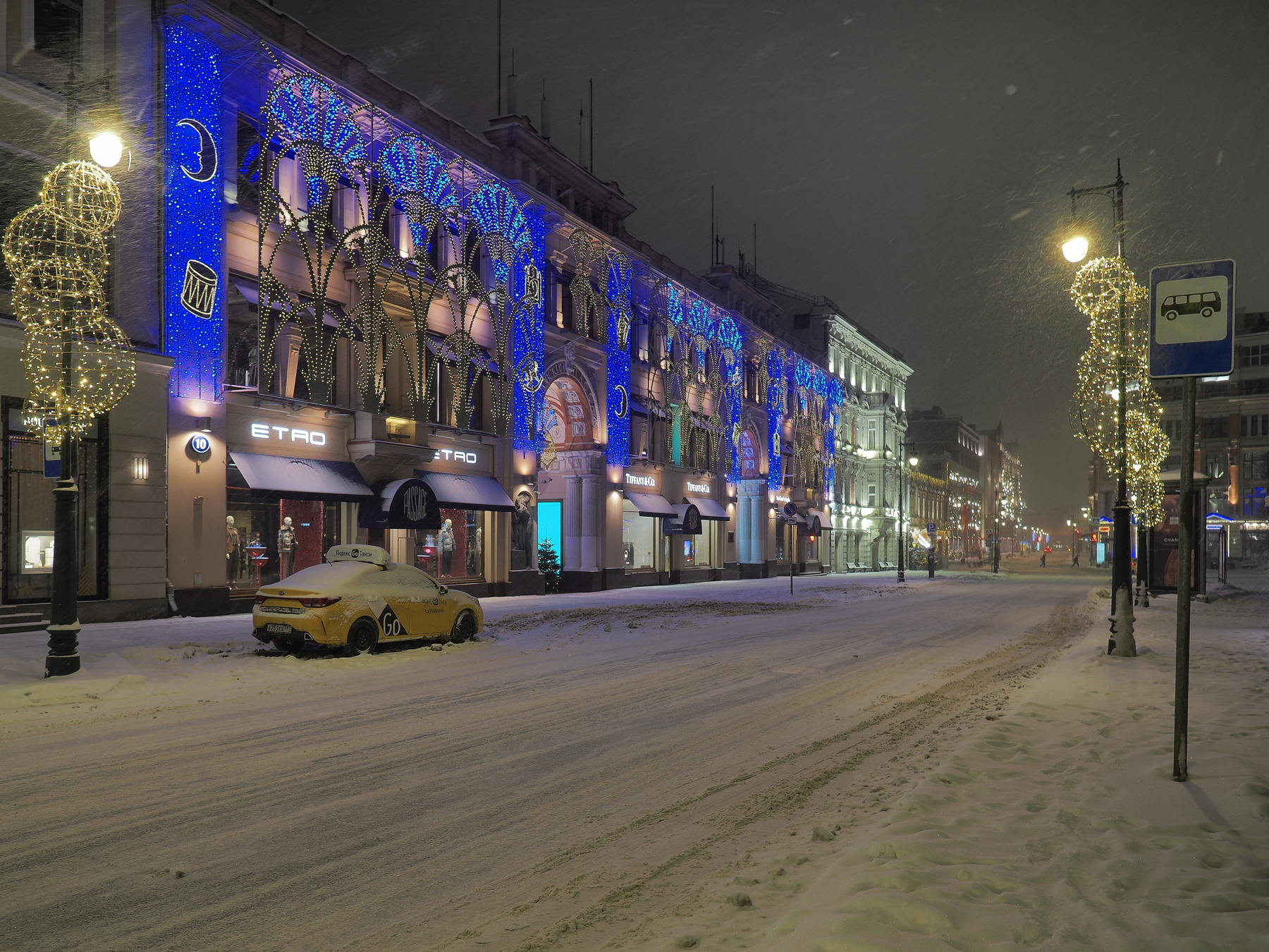 Петровка под снегом. москва