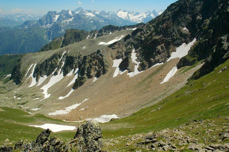 Остатки снега жаркого лета горы снег