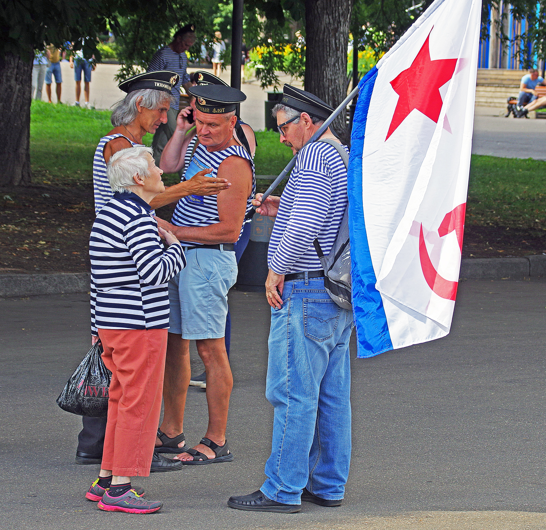 Бабушка тоже в полоску 