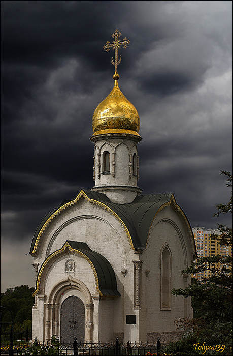 Свод неба мраком обложился... Гроза, часовня, купола.