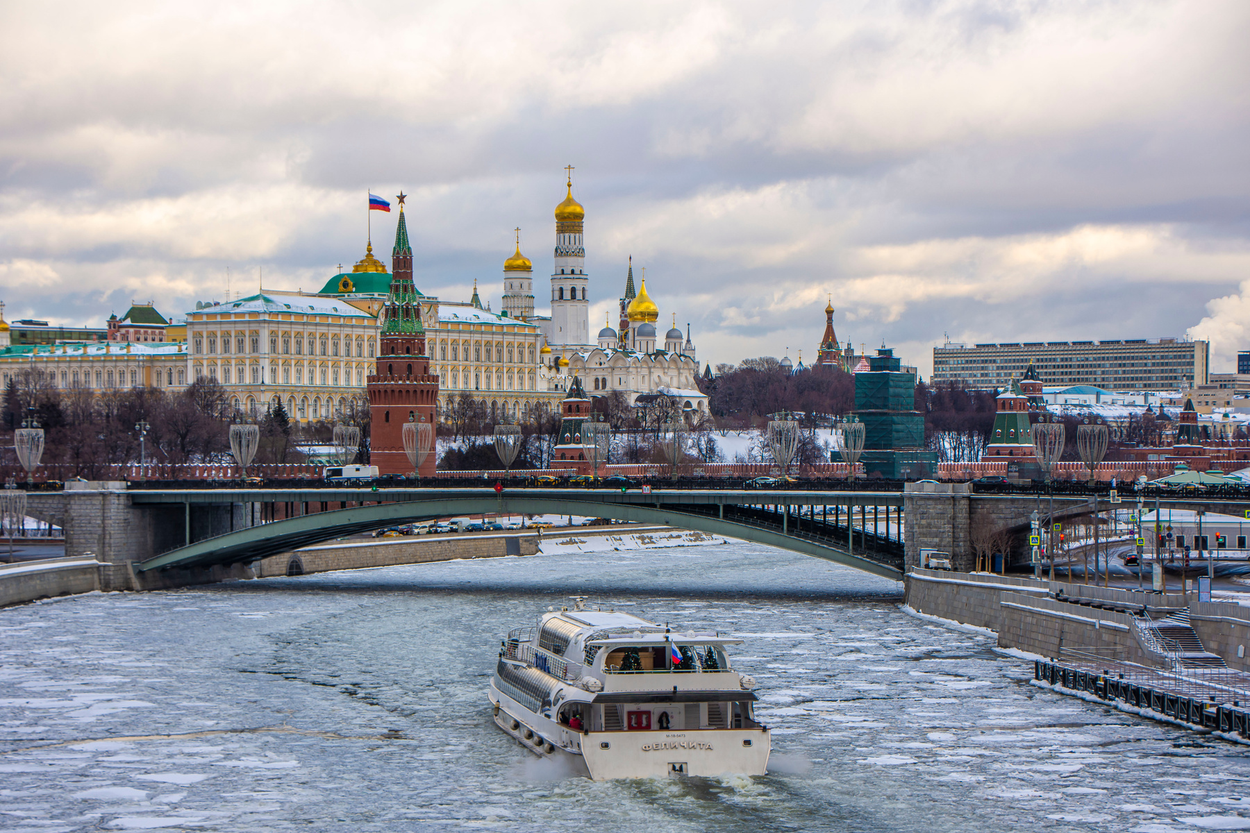 Вид с Патриаршего моста город река праздник улица Москва
