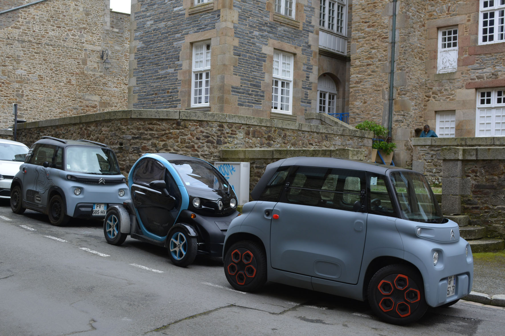 Среди друзей Ami друг Сан-Мало электромобиль Twizy