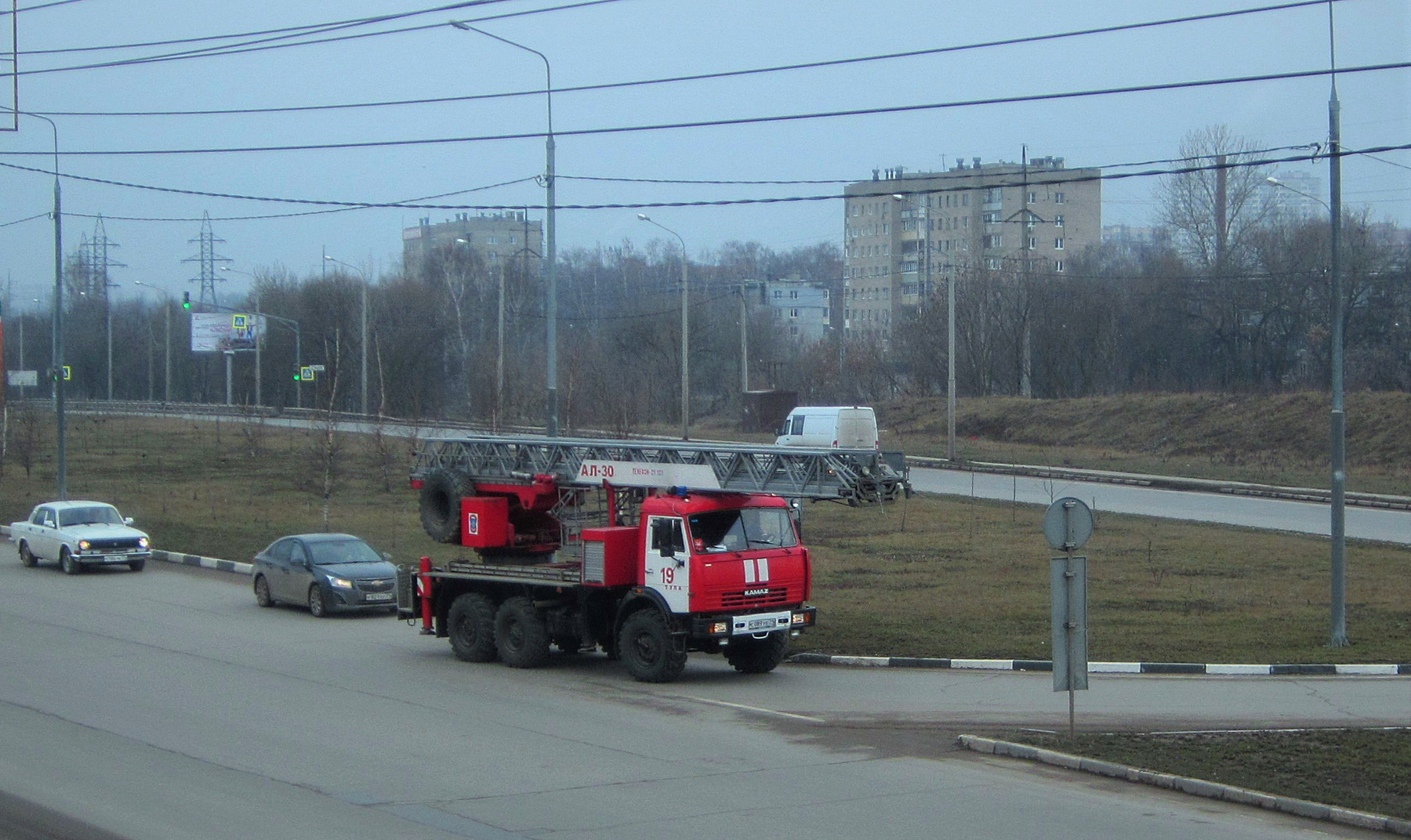 АЛ - 30 КАМАЗ авто лестница улица город весна