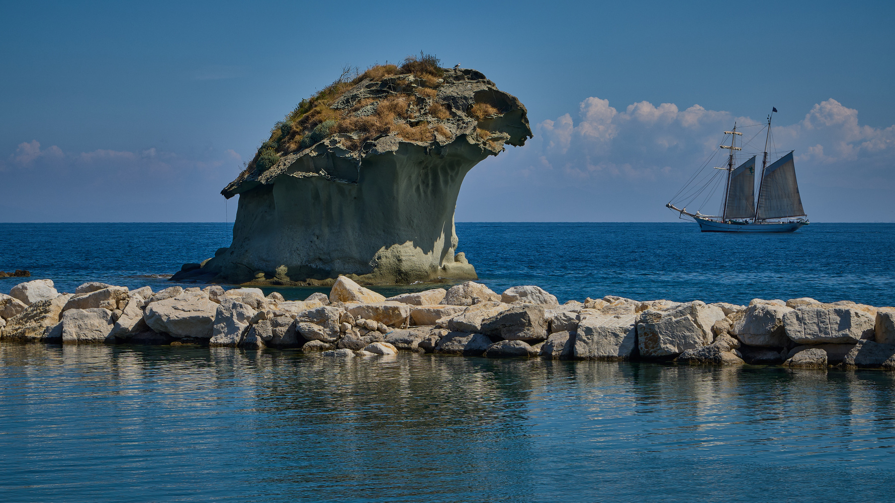 Белеет парус... Италия море остров Искья парусник
