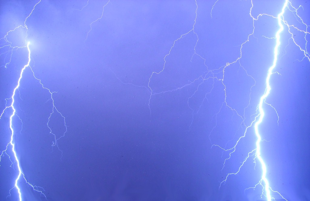 Две молнии молния гроза thunderbolt небо