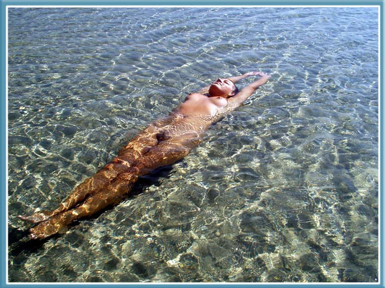 Всегда одна девушка море