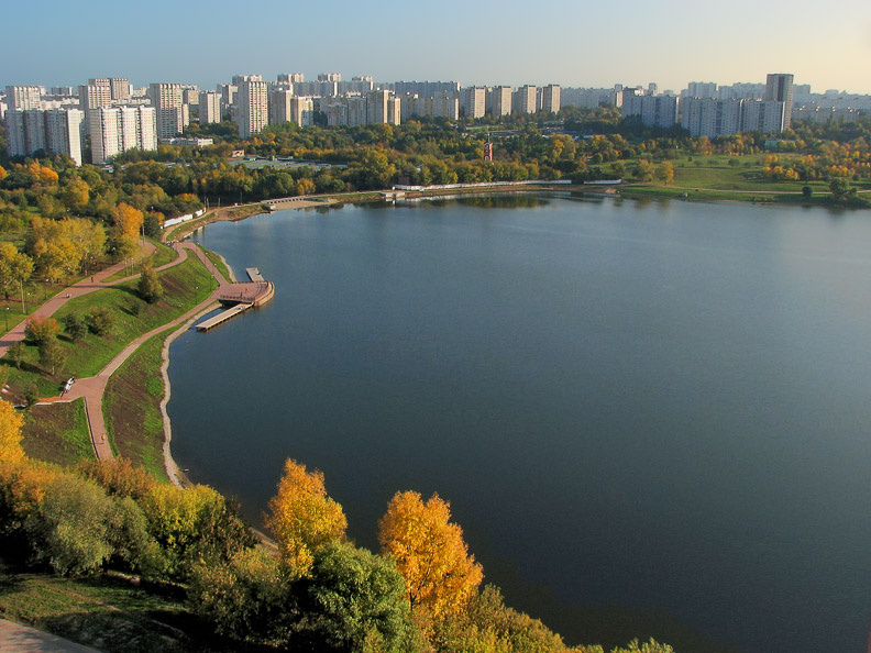 Бабье лето город Москва  Борисовский пруд вода водоём Орехово-Борисово городской пейзаж cityscape деревья листва бабье лето сентябрь осень 2007