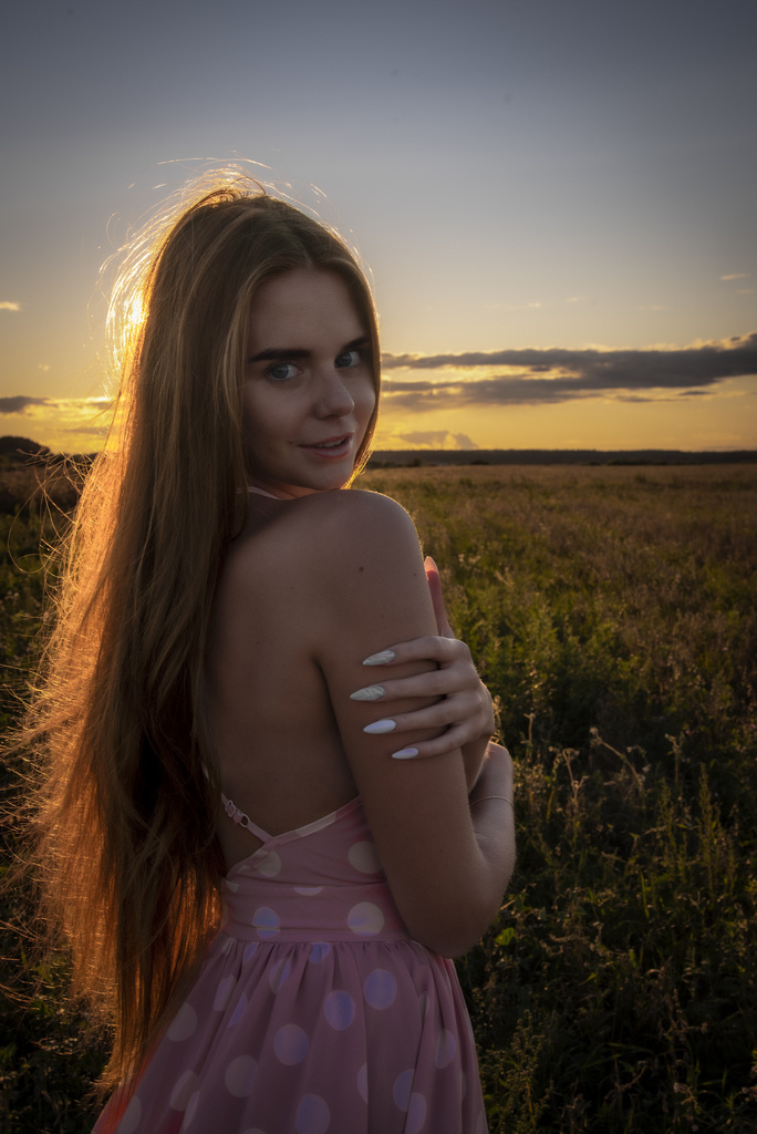*** Лето девушка закат солнце поле