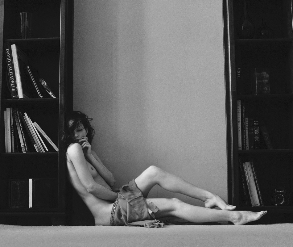 Между двух стеллажей... Evgeny Goncharov, chuvstvennaya devochka, ню, книги, чб