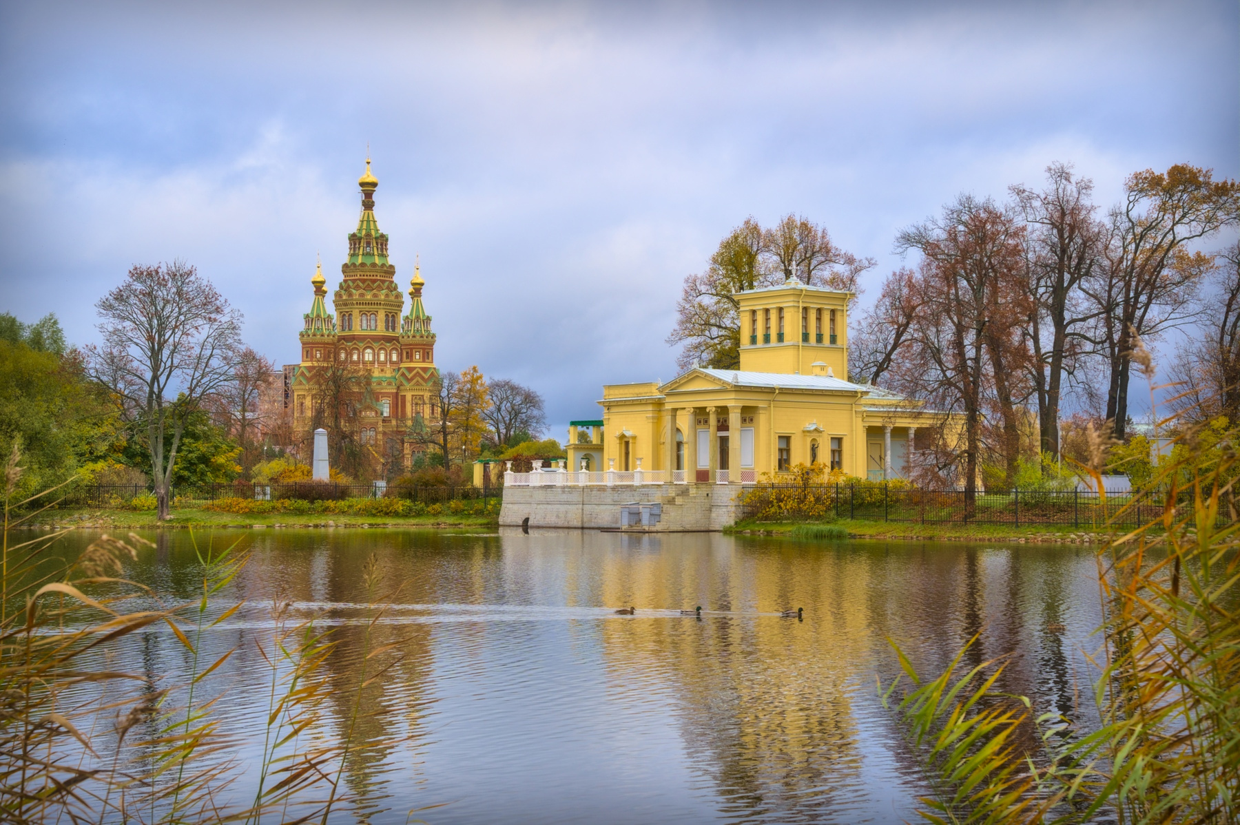 Царицын павильон и Петропавловский собор в Петергофе 