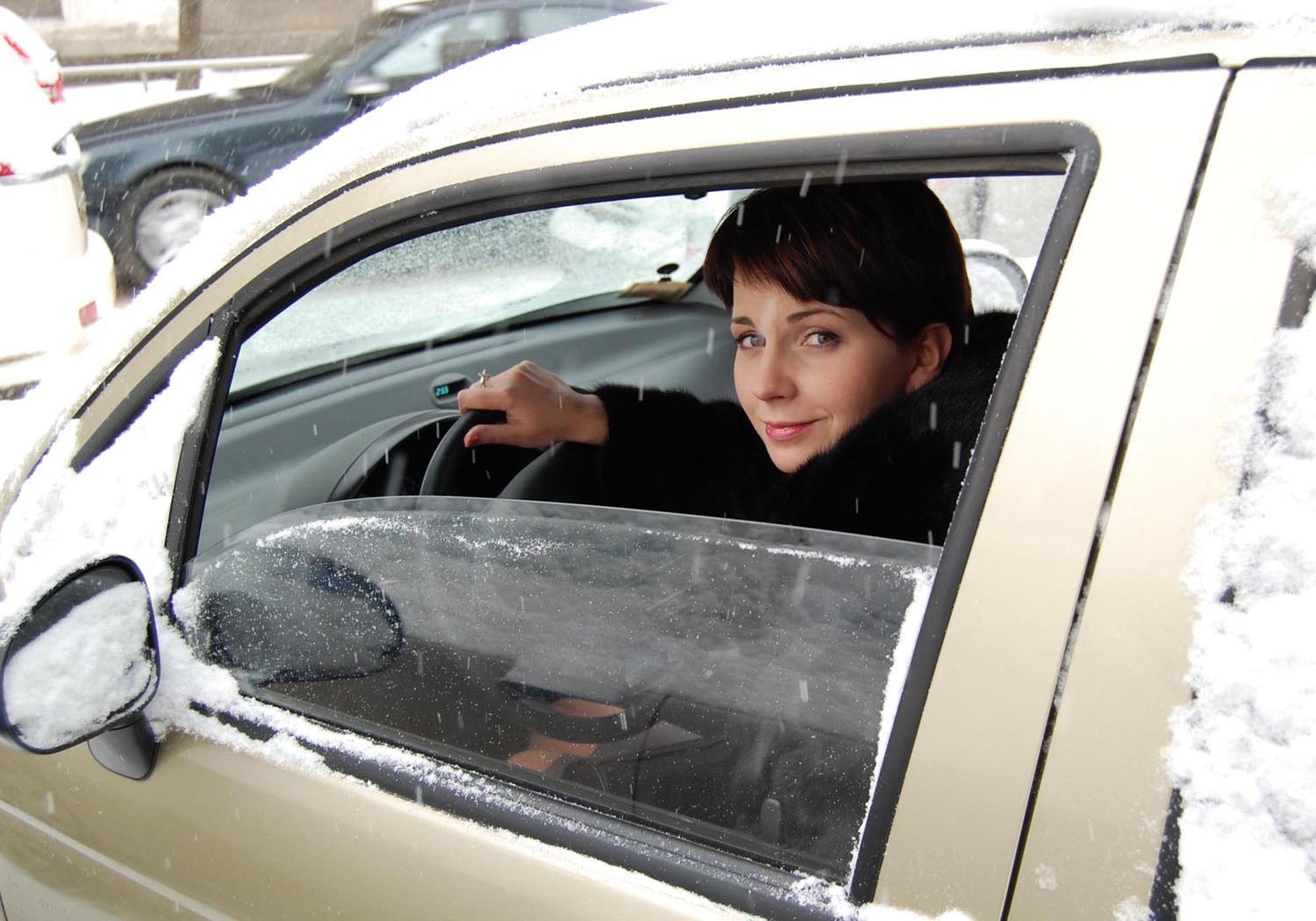Снег. Автомобиль. Девушка 