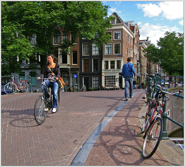 Идущий мимо Amsterdam Herengracht