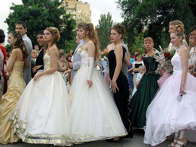 Стоят девчёнки, стоят в сторонке... 