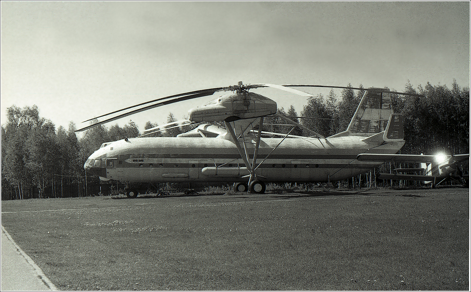 Миль В-12 Миль В-12 авиация вертолет стоянка музей Монино 1986
