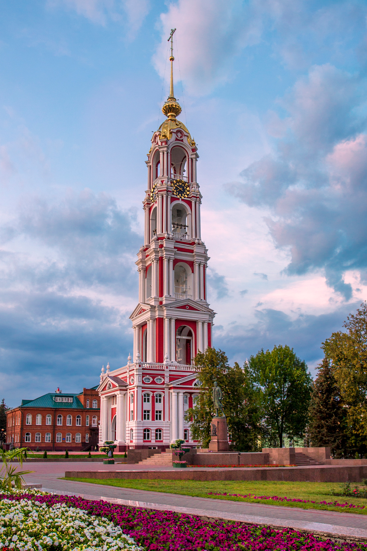 высока, красива 