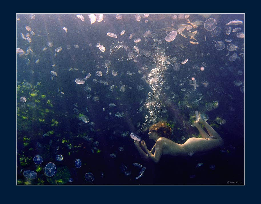 В утренних лучах. Подводная фотография море девушки под водой Симеиз