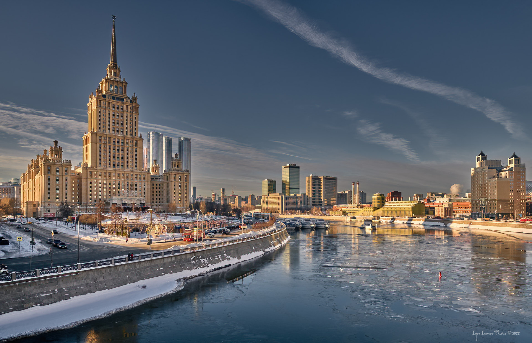 Москва-река, набережная Тараса Шевченко и гостиница "Украина" 