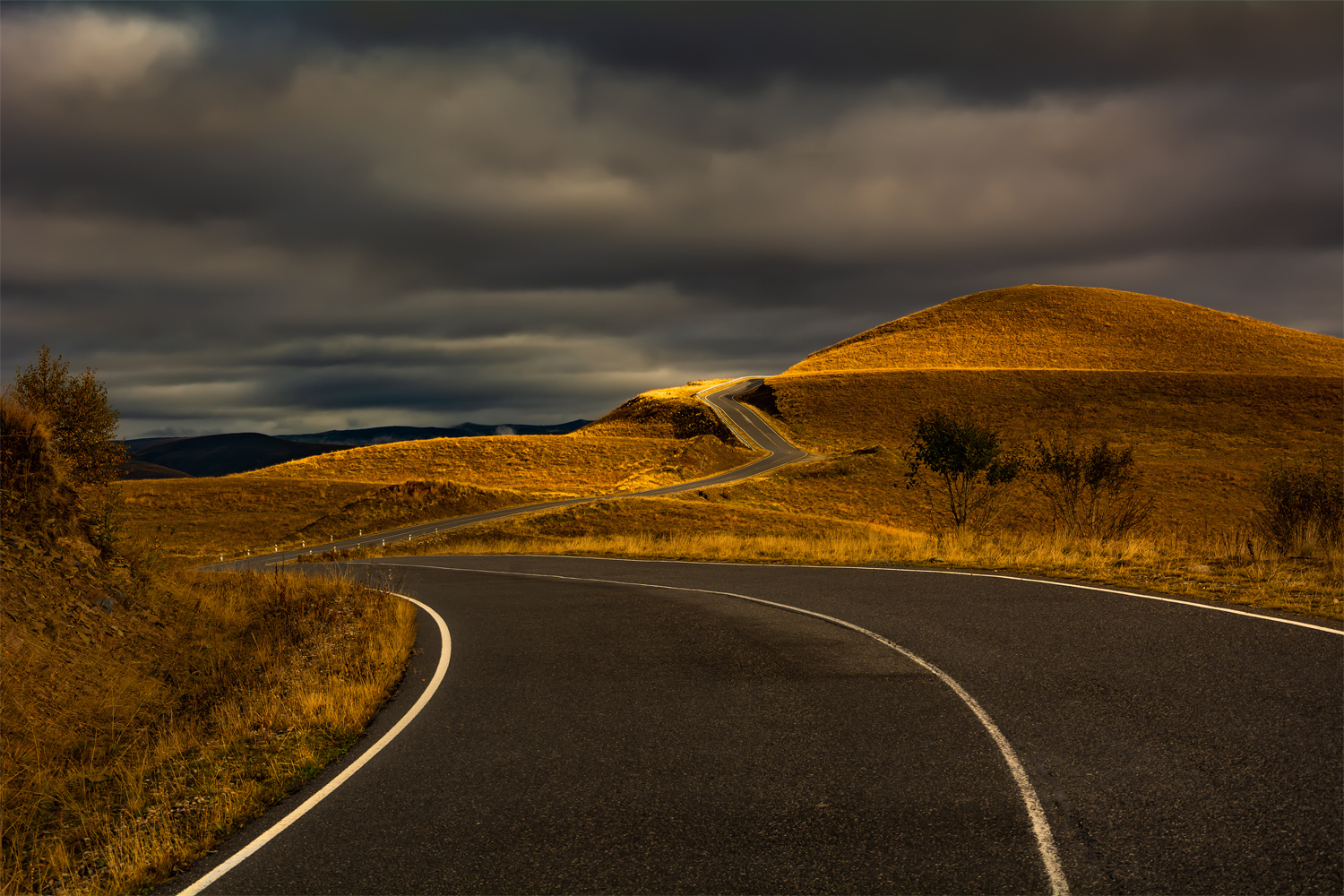По осенней дороге природа горы дорога