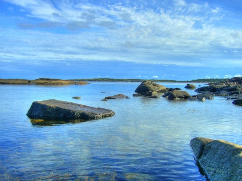 Белое море море облака камни