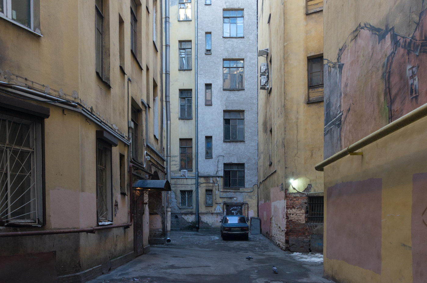 DSC00569 архитектура россия питер петербург санкт-петербург санктпетебург двор дворы спб старыйфонд старый фонд колодец колодцы дворколодец дворыколодцы двор-колодец дворы-колодцы здание окно окна дом