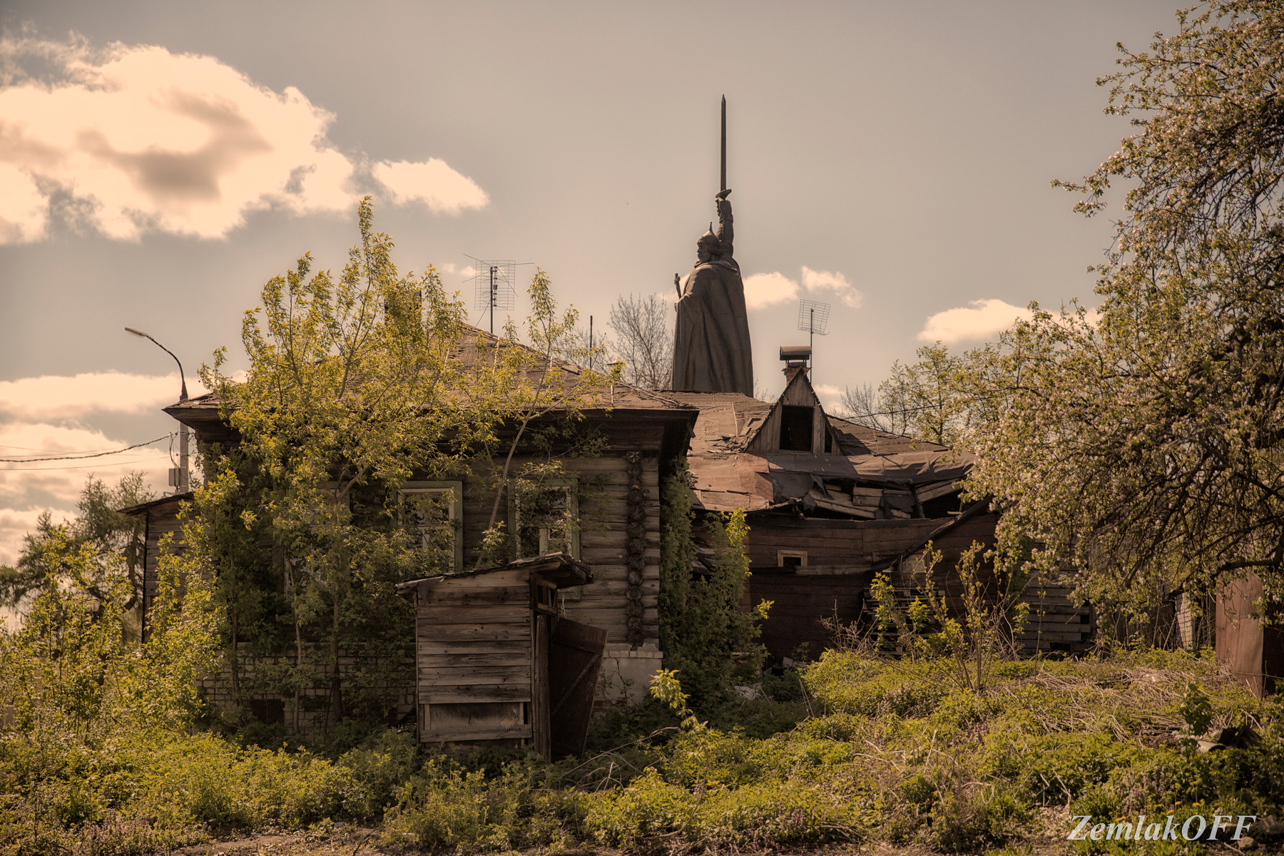 Памятник Илье Муромцу ( вид со двора) 