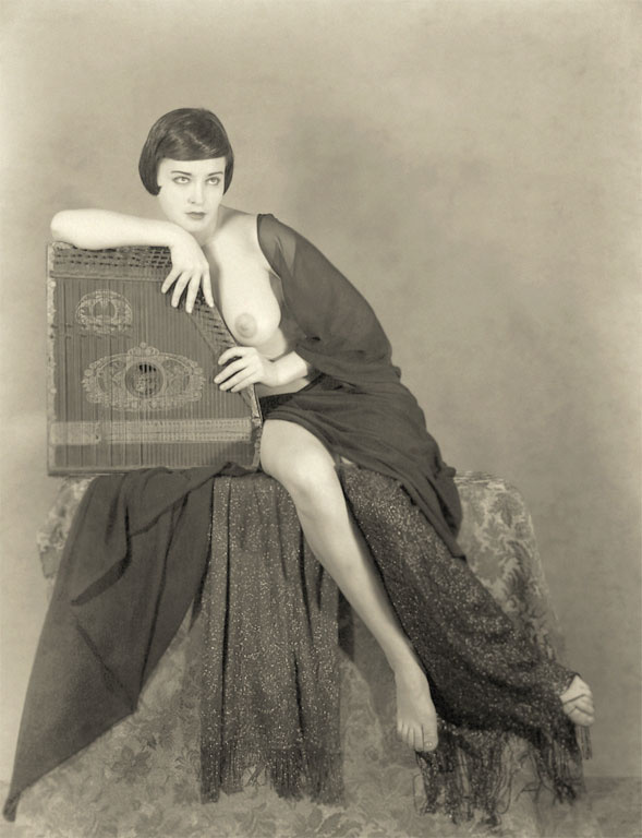 Под звуки цитры. 1920-е. старинная фотография открытка ретро