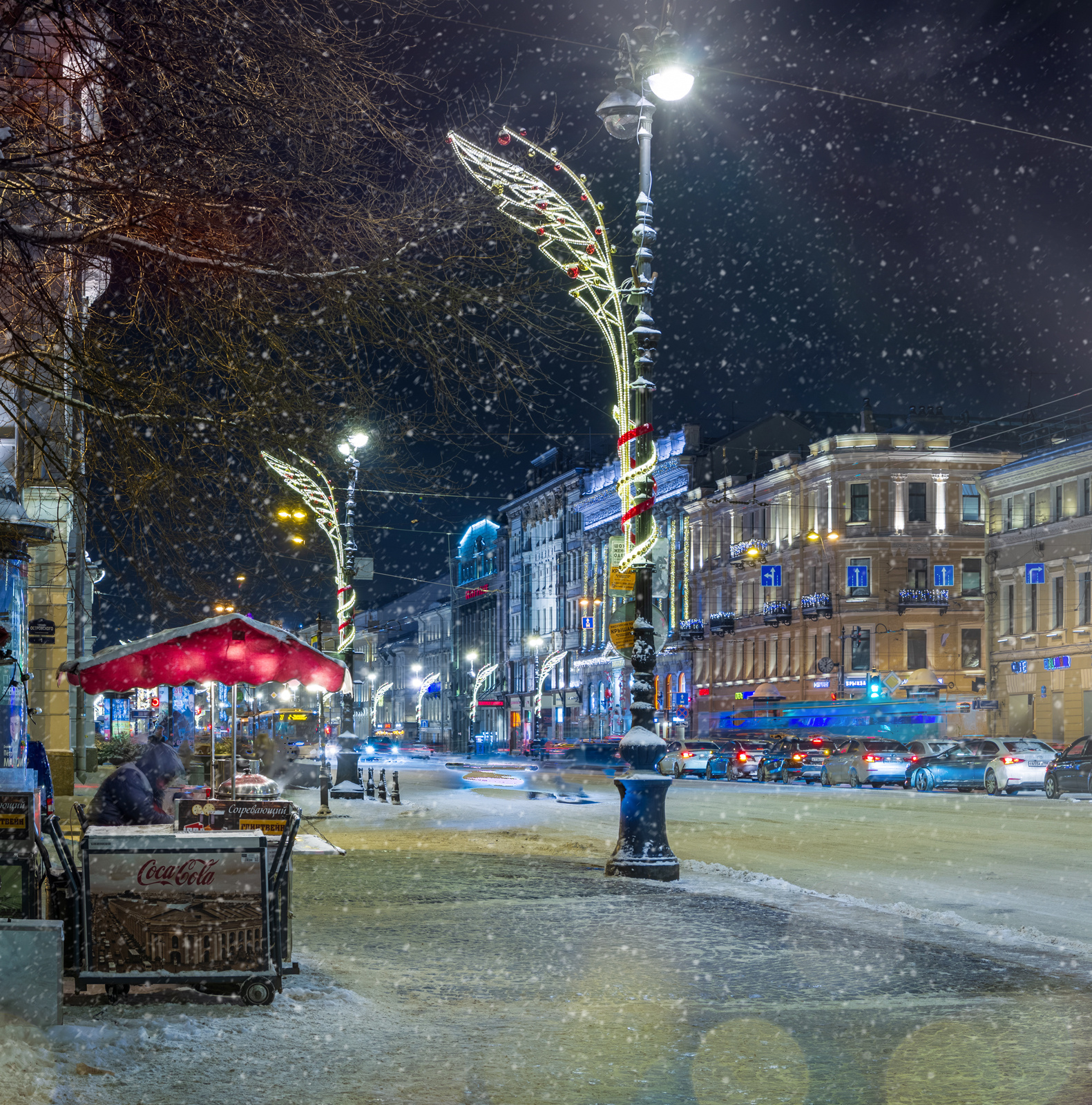 Невский проспект и падающий снег... Санкт-Петербург Saint-Petersburg Невский проспект ночь зима Рождество сказка иллюминация СПб