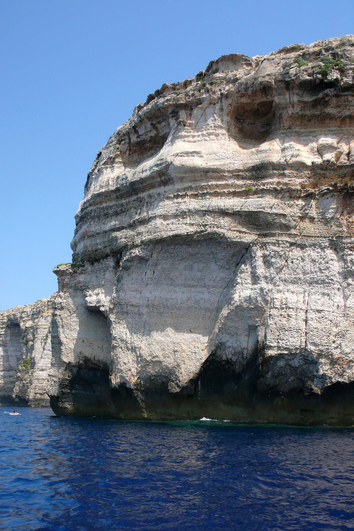 Лицо великана скалы море