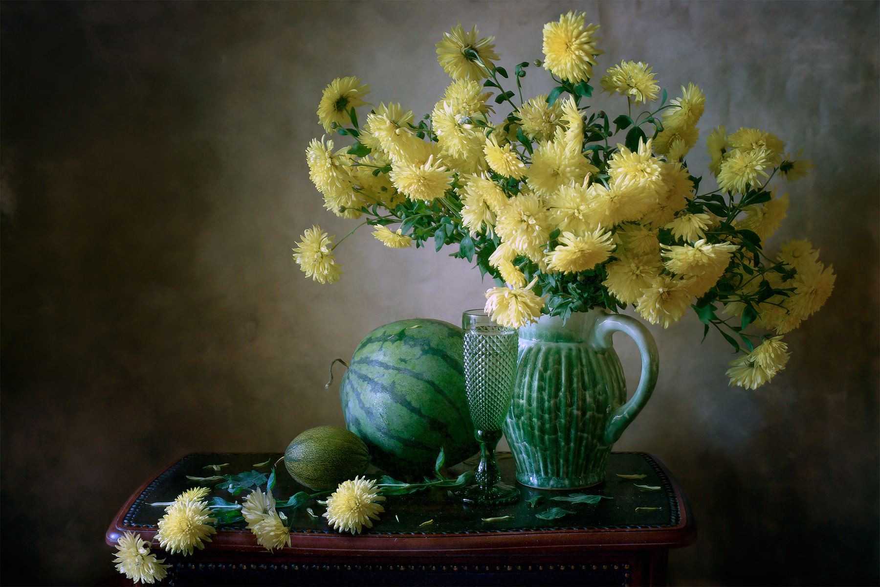 Желтые хризантемы... миламиронова фотонатюрморт авторскоефото stilllife осень хризантемы арбуз бокал цветы букет натюрмортсцветами