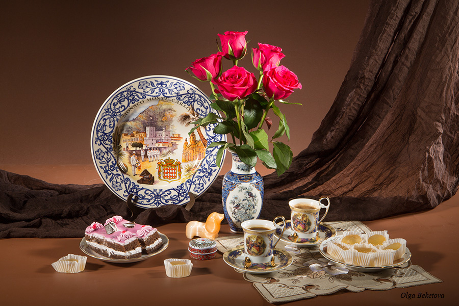 Натюрморт с розами, пирожными и кофе пирожные кофе чашки розы букет