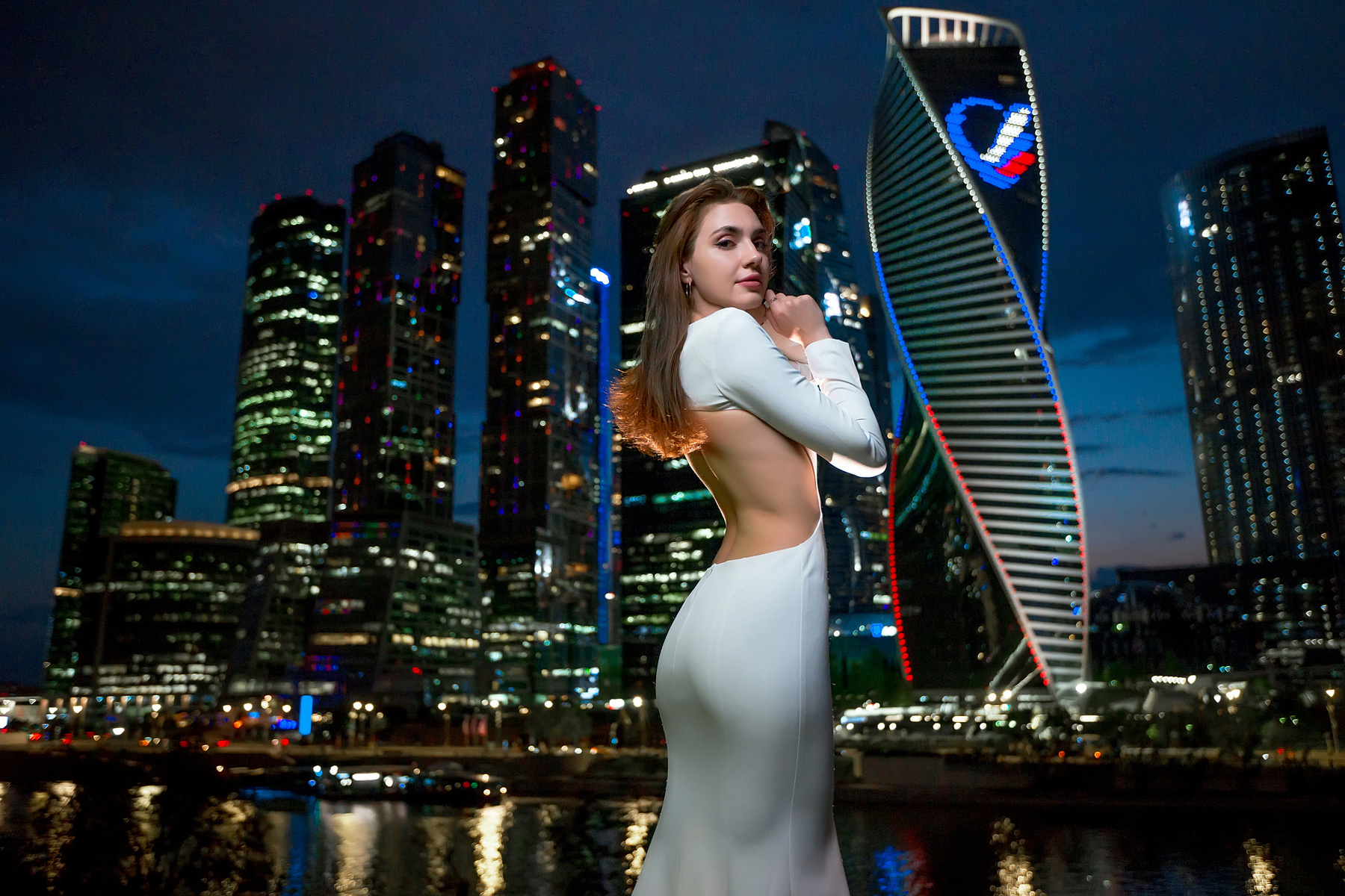 Портрет фоне Москва-Сити москва москвасити фотосессиямосквасити moscow moscowcity фотосессиямосква фотомосквы ночнаямосква mosowcity nightmoscow nightmoscowcity москвацентр москвалюблютебя